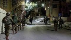 الاحتلال يداهم منزلين ويستولي على مركبة شرق بيت لحم