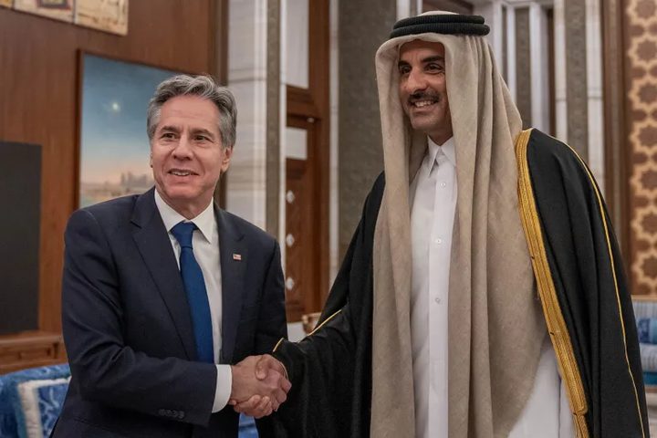 أمير قطر يؤكد على ضرورة وقف اطلاق النار في غزة