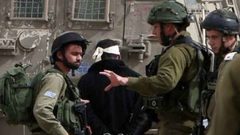 الاحتلال يعتقل شابا ويداهم منزلا ومطبعة في الخليل