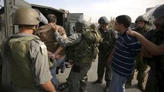 الاحتلال يعتقل 12 مواطنا من مدينة نابلس وقرية قبلان