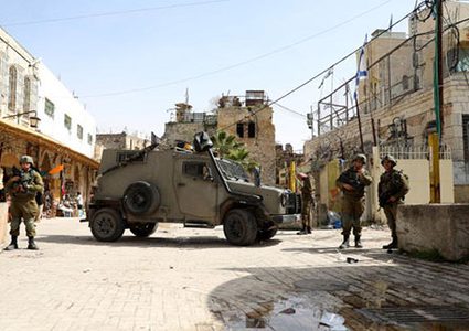 الاحتلال يحتجز طفلا ووالده في البلدة القديمة من الخليل