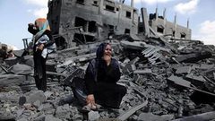 8 شهداء وعشرات الإصابات والمفقودين بقصف الاحتلال لمنزل في دير البلح