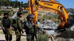 الاحتلال يهدم منزلا وحظيرة ويجرف أراضي ويقتلع أشجار في قرية بيرين في الخليل