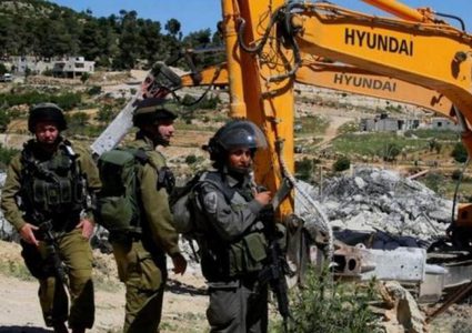 الاحتلال يهدم منزلا وحظيرة ويجرف أراضي ويقتلع أشجار في قرية بيرين في الخليل