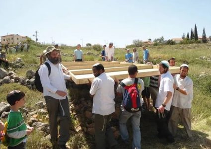 مستوطنون يهدمون غرفا زراعية وسلاسل حجرية ويجرفون 20 دونما في ترقوميا غرب الخليل