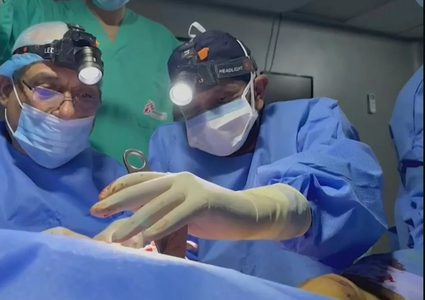 آكشن إيد: العمليات الجراحية في مستشفى العودة تجرى بمصابيح الرأس