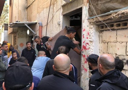 جانب من الدمار الذي خلفه الاحتلال في المنزل الذي اقتحمه في مخيم عسكر بنابلس