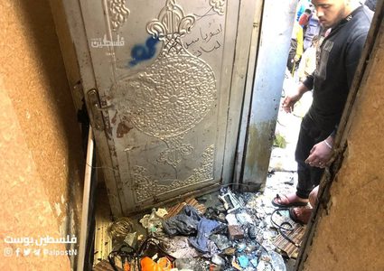 جانب من الدمار الذي خلفه الاحتلال في المنزل الذي اقتحمه في مخيم عسكر بنابلس