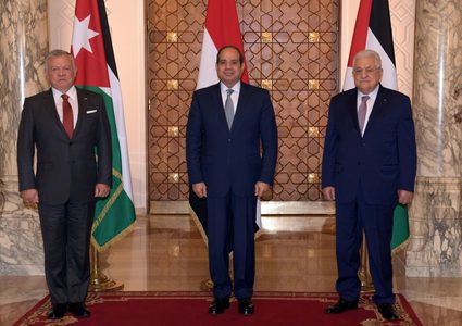 عباس يصل الأردن للمشاركة في القمة الثلاثية مع الأردن ومصر