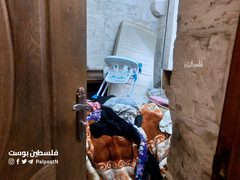 آثار الخراب داخل أحد المنازل التي داهمتها قوات الاحتلال في البلدة القديمة بنابلس