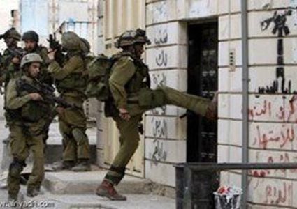 الاحتلال يفتش منازل ومنشأة لغسيل المركبات في بيت أمر شمال الخليل