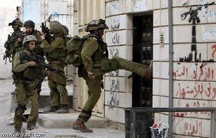 الاحتلال يفتش منازل ومنشأة لغسيل المركبات في بيت أمر شمال الخليل