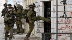 الاحتلال يفتش منازل ومنشأة لغسيل المركبات في بيت أمر شمال الخليل