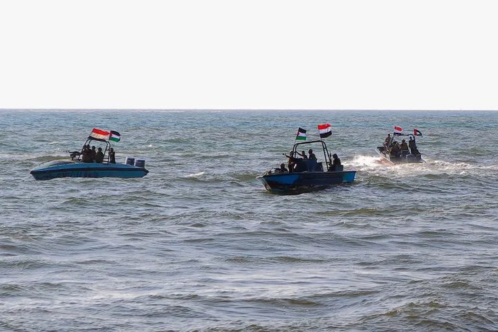 الحوثيون: استهداف السفينة الامريكية في البحر الأحمر رد أولي على هجمات سابقة