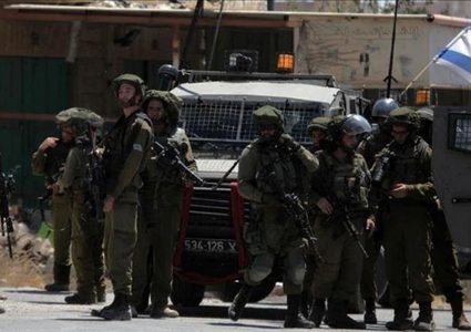 الاحتلال يعتقل مواطنين ويستولي على مركبة أحدهما في الخليل