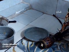 آثار الخراب داخل أحد المنازل التي داهمتها قوات الاحتلال في البلدة القديمة بنابلس