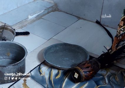 آثار الخراب داخل أحد المنازل التي داهمتها قوات الاحتلال في البلدة القديمة بنابلس