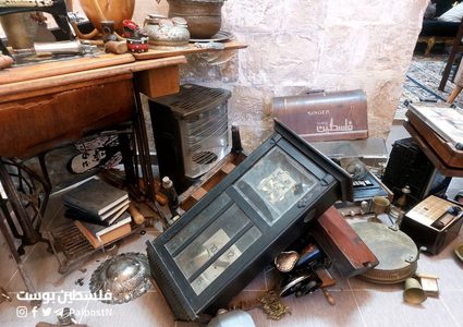 آثار الخراب داخل أحد المنازل التي داهمتها قوات الاحتلال في البلدة القديمة بنابلس