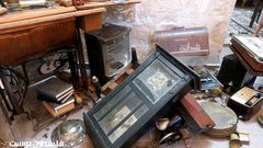 آثار الخراب داخل أحد المنازل التي داهمتها قوات الاحتلال في البلدة القديمة بنابلس