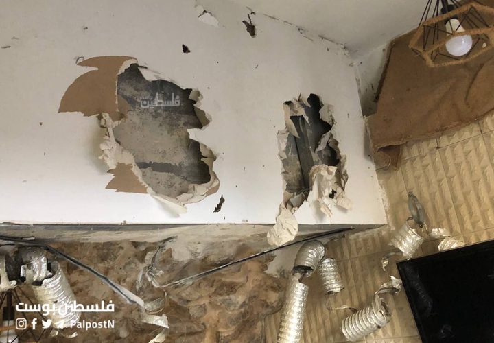 الدمار الذي خلفته قوات الاحتلال داخل مقهى بعد تفجيره في البلدة القديمة بنابلس