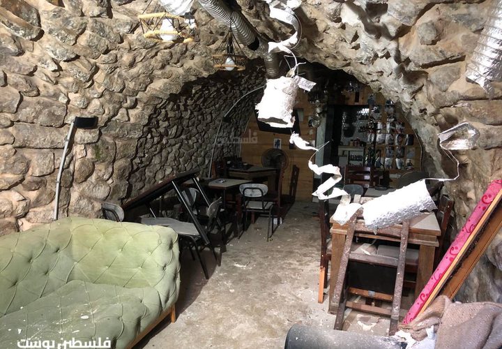 الدمار الذي خلفته قوات الاحتلال داخل مقهى بعد تفجيره في البلدة القديمة بنابلس