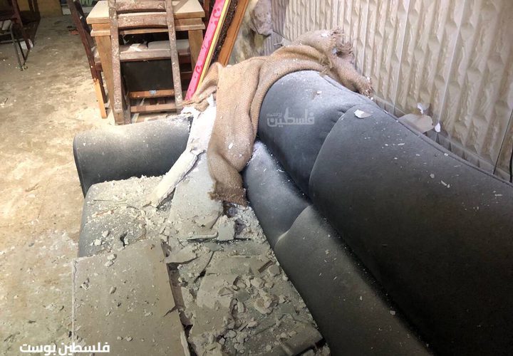 الدمار الذي خلفته قوات الاحتلال داخل مقهى بعد تفجيره في البلدة القديمة بنابلس