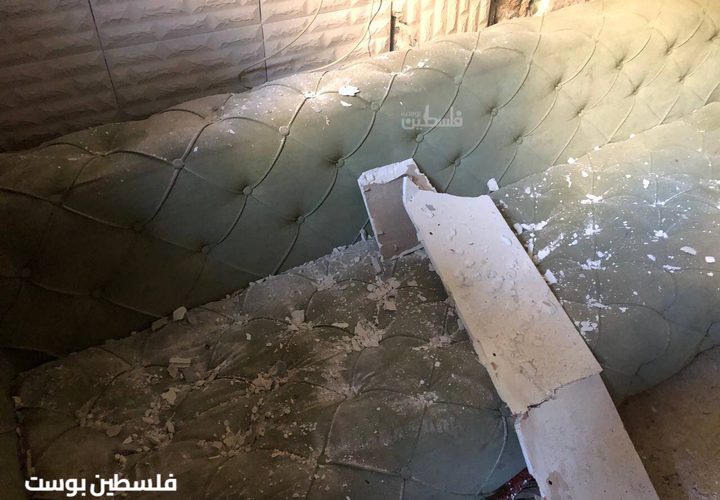 الدمار الذي خلفته قوات الاحتلال داخل مقهى بعد تفجيره في البلدة القديمة بنابلس