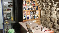 الدمار الذي خلفته قوات الاحتلال داخل مقهى بعد تفجيره في البلدة القديمة بنابلس