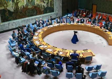 مجلس الأمن يعتمد قرارا يطالب الحوثي بوقف الهجمات على السفن