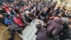 تشييع جثامين الشهداء المسعفين الذين ارتقوا بعد قصف الاحتلال لمركبة إسعاف في غزة