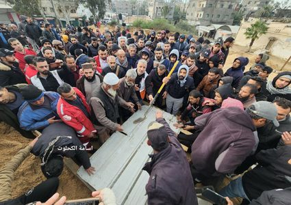 تشييع جثامين الشهداء المسعفين الذين ارتقوا بعد قصف الاحتلال لمركبة إسعاف في غزة