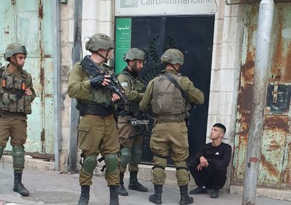 الاحتلال يعتقل شابا من الخليل