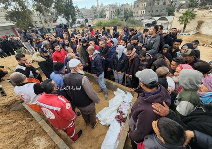 تشييع جثامين الشهداء المسعفين الذين ارتقوا بعد قصف الاحتلال لمركبة إسعاف في غزة