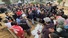 تشييع جثامين الشهداء المسعفين الذين ارتقوا بعد قصف الاحتلال لمركبة إسعاف في غزة