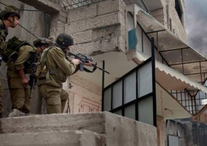 الاحتلال يداهم منازل في الخليل والظاهرية ويستولي على مركبات