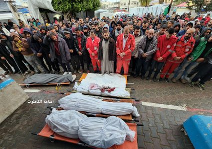 تشييع جثامين الشهداء المسعفين الذين ارتقوا بعد قصف الاحتلال لمركبة إسعاف في غزة