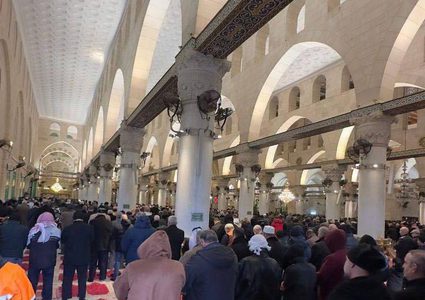 12 ألفا يؤدون صلاة الجمعة في المسجد الأقصى