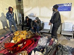 في أحدث حصيلة: 10 شهداء غالبيتهم أطفال وعدد من الجرحى إثر قصف الاحتلال لمنزل يأوي نازحين قرب معبر رفح جنوب قطاع غزة.