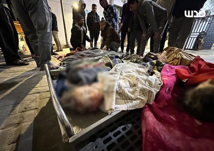 في أحدث حصيلة: 10 شهداء غالبيتهم أطفال وعدد من الجرحى إثر قصف الاحتلال لمنزل يأوي نازحين قرب معبر رفح جنوب قطاع غزة.