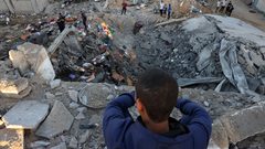 100من الحرب: عدد الشهداء يقترب من 24 ألف والجرحى زادوا عن 60 ألف وغارات مستمرة