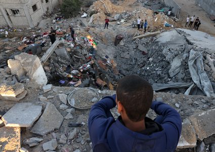 100من الحرب: عدد الشهداء يقترب من 24 ألف والجرحى زادوا عن 60 ألف وغارات مستمرة