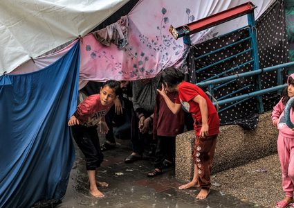 غرق عشرات مراكز الإيواء في قطاع غزة بفعل مياه الأمطار الغزيرة