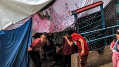 غرق عشرات مراكز الإيواء في قطاع غزة بفعل مياه الأمطار الغزيرة