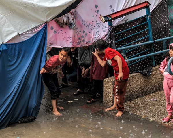 غرق عشرات مراكز الإيواء في قطاع غزة بفعل مياه الأمطار الغزيرة