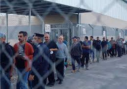 خطة إسرائيلية تدرس إدخال عمال الضفة الذين تبلغ أعمارهم 45 عامًا فما فوق