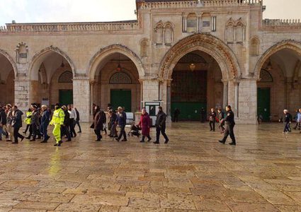 عشرات المستوطنين يقتحمون المسجد الأقصى