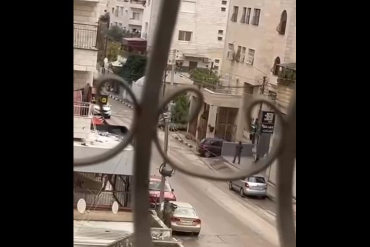 قوات الاحتلال تقتحم حي المخفية في نابلس وتعتقل شابين وتصيب أربعة آخرين