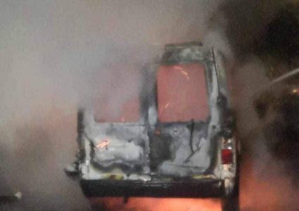 ميلشيات المستوطنين تحرق مركبة خلال هجوم على قرية بورين جنوب نابلس