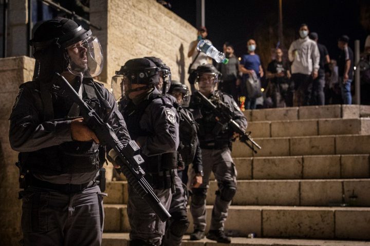 الاحتلال يعتقل شابا من القدس