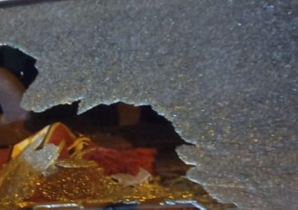 مستوطنون يهاجمون مركبات المواطنين في بلدة سنجل شمال رام الله